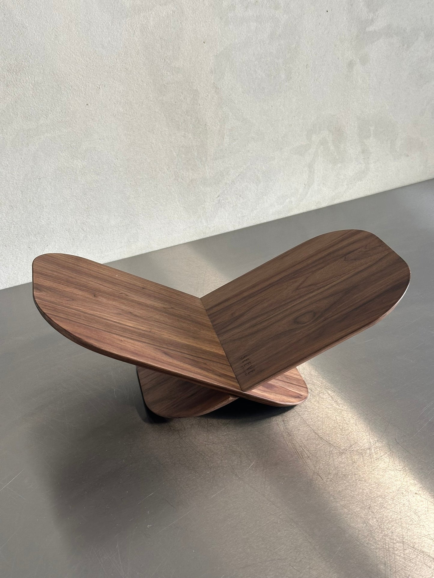 BUTTERFLY BOEKENSTANDAARD  - 100% WALNOTENHOUT