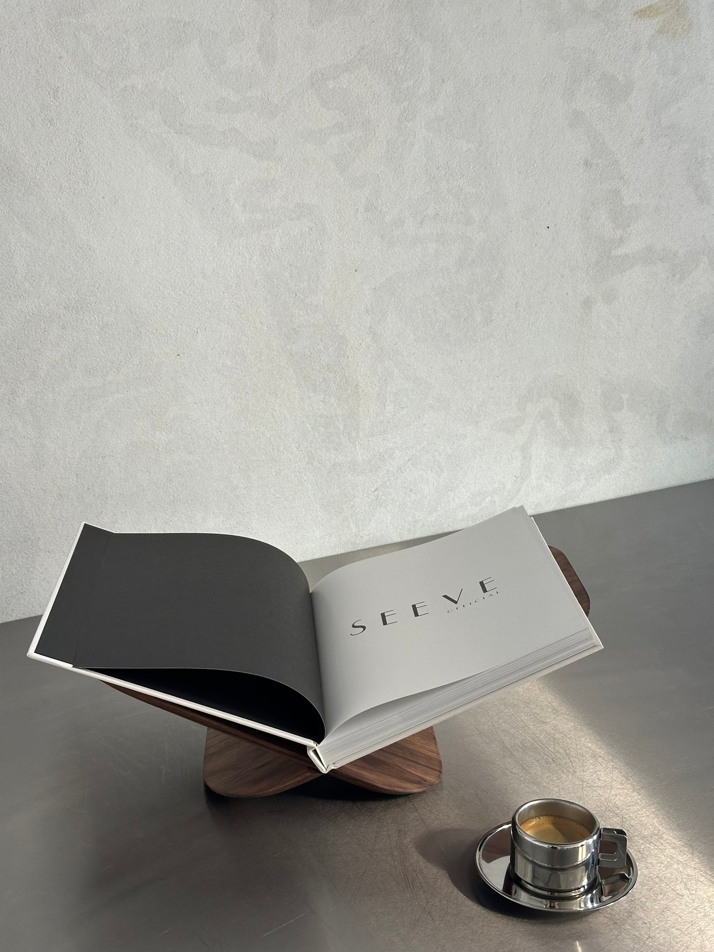 BUTTERFLY BOEKENSTANDAARD  - 100% WALNOTENHOUT